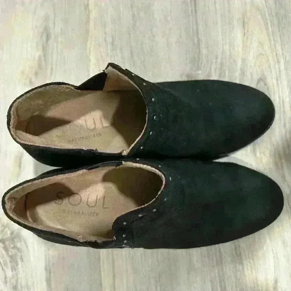 Naturalizer Soul Faux Suede Black Studded Booties Heeled Ankle Boots Size 7W - Picture 3 of 8